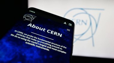 Stuttgart, Almanya - 11-01-2025: Avrupa nükleer araştırma kuruluşu CERN 'in web sitesiyle birlikte cep telefonu logo önünde ekranda. Telefon ekranının sol üst kısmına odaklan.