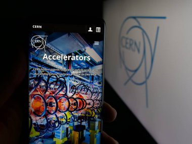 Stuttgart, Almanya - 11-01-2025: Avrupa nükleer araştırma kuruluşu CERN 'in web sayfası olan akıllı telefonu logo önünde ekranda tutan kişi. Telefon ekranının merkezine odaklan.