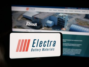 Stuttgart, Almanya - 11-01-2025: İnternet sitesinin önünde Electra Battery Material Corporation şirketinin logosuna sahip akıllı telefon sahibi kişi. Telefon ekranına odaklan.