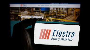 Stuttgart, Almanya - 11-01-2025: İnternet sayfasının önünde Electra Battery Material Corporation şirketinin logosu olan cep telefonu sahibi kişi. Telefon ekranına odaklan.