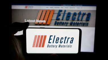 Stuttgart, Almanya - 11-01-2025: İnternet sayfasının önünde Electra Battery Materials Corporation şirketinin logosuyla cep telefonu tutan kişi. Telefon ekranına odaklan.