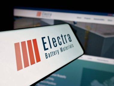 Stuttgart, Almanya - 11-01-2025: İnternet sitesi önünde Electra Battery Materials Corporation şirketinin logosuna sahip akıllı telefon. Telefon ekranının merkez soluna odaklan.