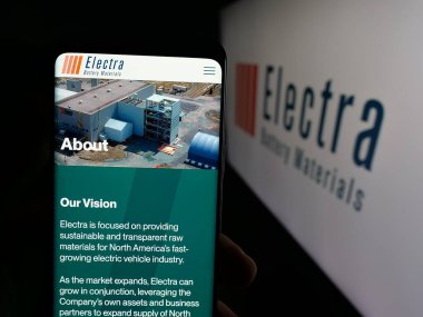 Stuttgart, Almanya - 11-01-2025: Electra Battery Material Corporation şirketinin internet sayfası olan kişi logonun önünde ekranda. Telefon ekranının merkezine odaklan.