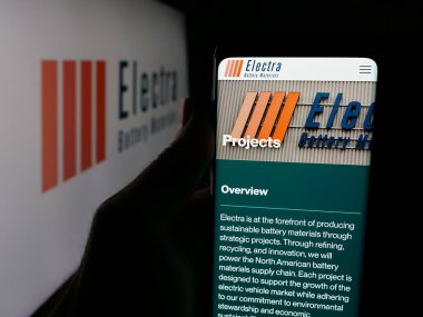 Stuttgart, Almanya - 11-01-2025: Electra Battery Material Corporation şirketinin web sayfası ile akıllı telefon sahibi kişi logonun önünde ekranda. Telefon ekranının merkezine odaklan.