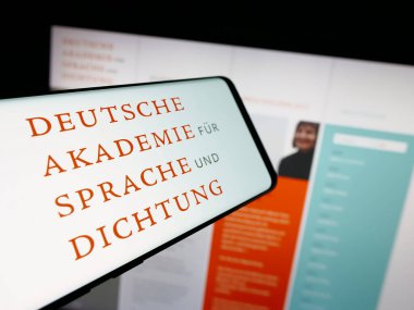 Stuttgart, Almanya - 11-01-2025: Web sitesi önünde ekranda Deutsche Akademie fuer Sprache und Dichtung logosu olan akıllı telefon. Telefon ekranının merkezine odaklan.