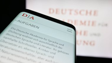 Stuttgart, Almanya - 11-01-2025: Deutsche Akademie fuer Sprache und Dichtung 'un web sitesinin bulunduğu cep telefonu logonun önünde ekranda. Telefon ekranının sol üst kısmına odaklan.