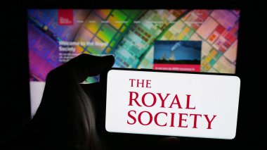 Stuttgart, Almanya - 11-01-2025: İngiliz Kraliyet Derneği logosunun bulunduğu cep telefonu web sayfası önünde ekranda. Telefon ekranına odaklan.