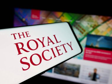 Stuttgart, Almanya - 11-01-2025: Web sitesi önünde ekranda İngiliz Kraliyet Topluluğu logosu olan akıllı telefon. Telefon ekranının merkez soluna odaklan.