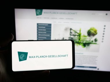 Stuttgart, Almanya - 11-01-2025: Araştırma kuruluşu Max-Planck-Gesellschaft 'ın logosunun bulunduğu akıllı telefonu web sitesi önünde tutan kişi. Telefon ekranına odaklan.