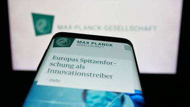 Stuttgart, Almanya - 11-01-2025: Araştırma kuruluşu Max-Planck-Gesellschaft 'ın web sitesiyle birlikte cep telefonu logonun önünde ekranda. Telefon ekranının sol üst kısmına odaklan.
