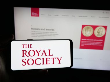 Stuttgart, Almanya - 11-01-2025: İngiliz Kraliyet Derneği logosunun bulunduğu akıllı telefon web sitesi önünde ekranda. Telefon ekranına odaklan.