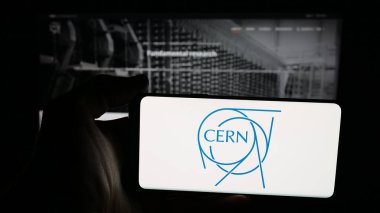 Stuttgart, Almanya - 11-01-2025: Avrupa nükleer araştırma kuruluşu CERN 'in logosuna sahip cep telefonu web sayfası önünde ekranda. Telefon ekranına odaklan.