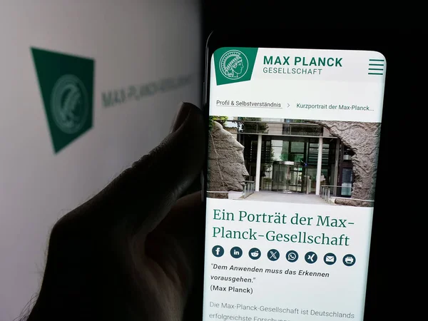Stuttgart, Almanya - 11-01-2025: Araştırma kuruluşu Max-Planck-Gesellschaft 'ın web sayfası olan cep telefonu logonun önünde ekranda. Telefon ekranının merkezine odaklan.