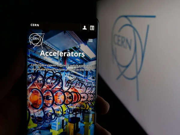 Stuttgart, Almanya - 11-01-2025: Avrupa nükleer araştırma kuruluşu CERN 'in web sayfası olan akıllı telefonu logo önünde ekranda tutan kişi. Telefon ekranının merkezine odaklan.