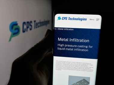 Stuttgart, Almanya - 11-02-2025: ABD 'li malzeme şirketi CPS Technologies Corp' un web sayfası ile akıllı telefon sahibi kişi logonun önünde ekranda. Telefon ekranının merkezine odaklan.