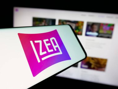 Stuttgart, Almanya - 11-02-2025: İnternet sitesi önünde IZEA Worldwide Inc. 'in logosuna sahip akıllı telefon. Telefon ekranının merkez soluna odaklan.