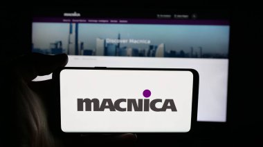 Stuttgart, Almanya - 11-02-2025: Japon teknoloji şirketi Macnica Inc. 'in logosu olan cep telefonu web sayfasının önünde ekranda. Telefon ekranına odaklan.