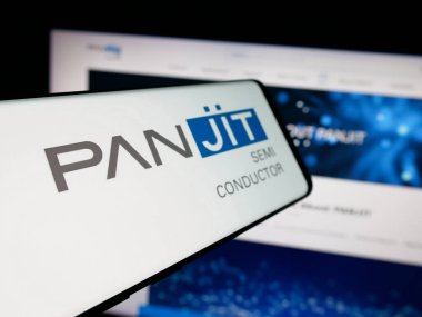 Stuttgart, Almanya - 11-02-2025: Tayvanlı PANJIT International Inc. şirketinin logosunu içeren akıllı telefon web sitesinin önünde ekranda. Telefon ekranının merkez soluna odaklan.