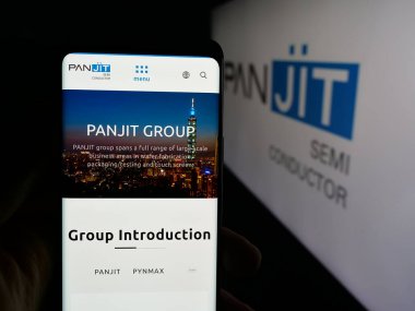 Stuttgart, Almanya - 11-02-2025: Tayvanlı şirket PANJIT International Inc. 'in web sayfası ile akıllı telefon sahibi kişi logonun önünde ekranda. Telefon ekranının merkezine odaklan.