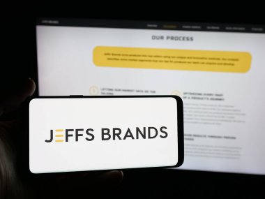 Stuttgart, Almanya - 11-02-2025: Tüketici ürünleri şirketi Jeffs Brands Ltd. 'nin logosuna sahip akıllı telefon web sitesinin önünde ekranda. Telefon ekranına odaklan.