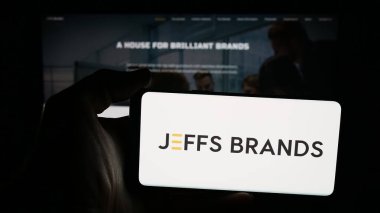 Stuttgart, Almanya - 11-02-2025: Tüketici ürünleri şirketi Jeffs Brands Ltd. 'nin logosu olan cep telefonu web sayfasının önünde ekranda. Telefon ekranına odaklan.