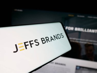 Stuttgart, Almanya - 11-02-2025: Smartphone ve tüketici ürünleri şirketi Jeffs Brands Ltd. web sitesi önünde ekranda. Telefon ekranının merkez soluna odaklan.