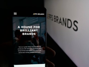 Stuttgart, Almanya - 11-02-2025: Tüketici ürünleri şirketi Jeffs Brands Ltd. 'nin web sayfası olan cep telefonu logonun önünde ekranda. Telefon ekranının merkezine odaklan.