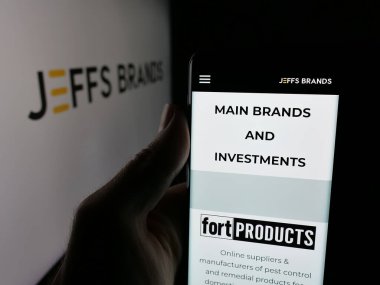 Stuttgart, Almanya - 11-02-2025: Tüketici ürünleri şirketi Jeffs Brands Ltd. 'nin web sayfası ile akıllı telefon sahibi kişi logonun önünde ekranda. Telefon ekranının merkezine odaklan.