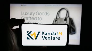 Stuttgart, Almanya - 11-02-2025: El çantası şirketi Kandal M Venture Limited 'in logosunun bulunduğu cep telefonu web sayfası önünde ekranda. Telefon ekranına odaklan.