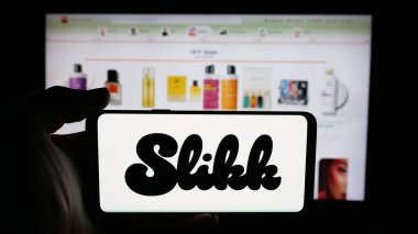 Stuttgart, Almanya - 11-02-2025: Hint moda pazarı şirketi Slikk 'in logosunun bulunduğu cep telefonu web sayfası önünde ekranda. Telefon ekranına odaklan.