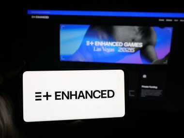 Stuttgart, Almanya - 11-02-2025: Web sitesi önünde ekranda geliştirilmiş oyunların logosuna sahip akıllı telefon sahibi kişi. Telefon ekranına odaklan.