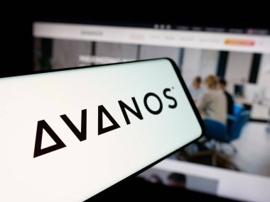 Stuttgart, Germany - 11-12-2025: Smartphone with logo of US healthcare company Avanos Medical Inc. on screen in front of website. Focus on center-left of phone display.