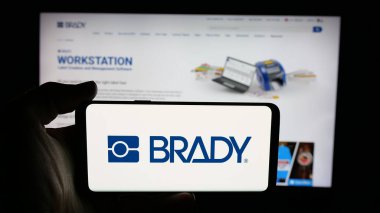 Stuttgart, Almanya - 11-13-2025: ABD 'li imalat şirketi Brady Corporation' ın logosu olan cep telefonu web sayfasının önünde ekranda. Telefon ekranına odaklan.