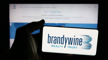 Stuttgart, Almanya - 11-13-2025: Emlak şirketi Brandywine Emlak Tröstü 'nün logosunun bulunduğu cep telefonu web sitesinin önünde. Telefon ekranına odaklan.