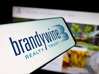 Stuttgart, Almanya - 11-13-2025: Web sitesinin önünde üzerinde Brandywine Emlak Tröstü logosu bulunan akıllı telefon. Telefon ekranının merkez soluna odaklan.