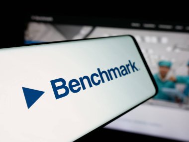Stuttgart, Almanya - 11-13-2025: Web sitesinin önünde ekranda ABD 'li Benchmark Electronics Inc. şirketinin logosuna sahip akıllı telefon. Telefon ekranının merkez soluna odaklan.
