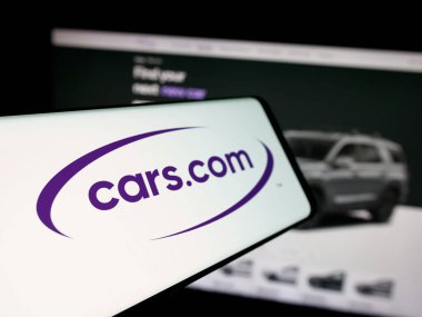 Stuttgart, Almanya - 11-14-2025: Otomotiv sınıflandırma şirketi Cars.com Inc. 'nin logosuna sahip akıllı telefon web sitesinin önünde ekranda. Telefon ekranının merkez soluna odaklan.