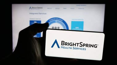 Stuttgart, Almanya - 11-14-2025: ABD 'li şirket BrightSpring Health Services Inc.' in logosunun bulunduğu cep telefonu web sayfasının önünde ekranda. Telefon ekranına odaklan.