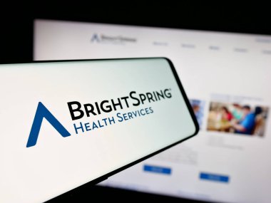 Stuttgart, Almanya - 11-14-2025: İnternet sitesi önünde ekranda BrightSpring Health Services Inc. 'in logosuna sahip akıllı telefon. Telefon ekranının merkez soluna odaklan.