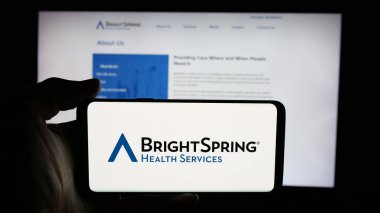 Stuttgart, Almanya - 11-14-2025: ABD 'li şirket BrightSpring Health Services Inc.' in logosunun bulunduğu cep telefonu web sayfası önünde ekranda. Telefon ekranına odaklan.