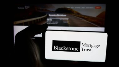Stuttgart, Almanya - 11-14-2025: ABD 'li Blackstone Mortgage Trust Inc. şirketinin logosunun bulunduğu cep telefonu web sayfası önünde ekranda. Telefon ekranına odaklan.