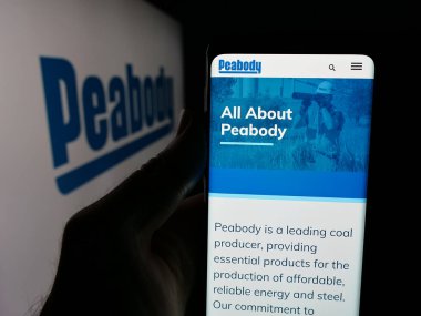 Stuttgart, Almanya - 11-14-2025: Amerikan kömür madenciliği şirketi Peabody Energy Inc. 'in web sitesiyle akıllı telefon sahibi kişi logonun önünde ekranda. Telefon ekranının merkezine odaklan.