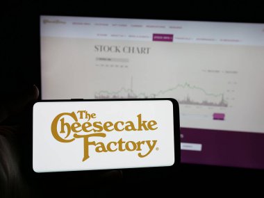 Stuttgart, Almanya - 11-14-2025: The Cheesecake Factory Incorporated şirketinin logosuna sahip kişi web sitesinin önünde ekranda. Telefon ekranına odaklan.