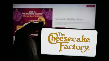 Stuttgart, Almanya - 11-14-2025: The Cheesecake Factory Incorporated şirketinin logosu olan cep telefonu web sayfasının önünde ekranda. Telefon ekranına odaklan.