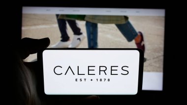 Stuttgart, Almanya - 11-14-2025: ABD 'li ayakkabı şirketi Caleres Inc.' in logosunun bulunduğu cep telefonu web sayfası önünde ekranda. Telefon ekranına odaklan.