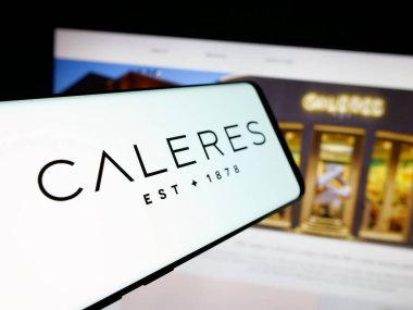Stuttgart, Almanya - 11-14-2025: İnternet sitesinin önünde ekranda ABD 'li ayakkabı şirketi Caleres Inc.' in logosuna sahip akıllı telefon. Telefon ekranının merkez soluna odaklan.