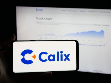 Stuttgart, Almanya - 11-14-2025: ABD 'li iletişim şirketi Calix Inc.' in logosunun bulunduğu akıllı telefon web sitesinin önünde ekranda. Telefon ekranına odaklan.