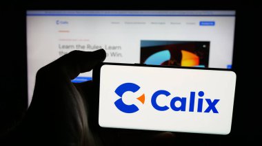 Stuttgart, Almanya - 11-14-2025: ABD 'li iletişim şirketi Calix Inc.' in logosunun bulunduğu cep telefonu web sayfası önünde ekranda. Telefon ekranına odaklan.