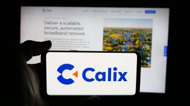 Stuttgart, Almanya - 11-14-2025: ABD 'li iletişim şirketi Calix Inc.' in logosunu taşıyan cep telefonu web sayfası önünde. Telefon ekranına odaklan.