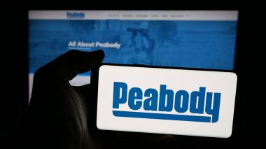 Stuttgart, Almanya - 11-14-2025: Amerikan kömür madenciliği şirketi Peabody Energy Inc. 'in logosunun bulunduğu cep telefonu web sayfasının önünde ekranda. Telefon ekranına odaklan.